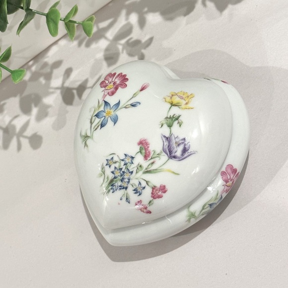 Elegant Porcelain Heart-Shaped, Jewelry Box Trinket Dish Mann "Spring Time" 1980 - Picture 1 of 10